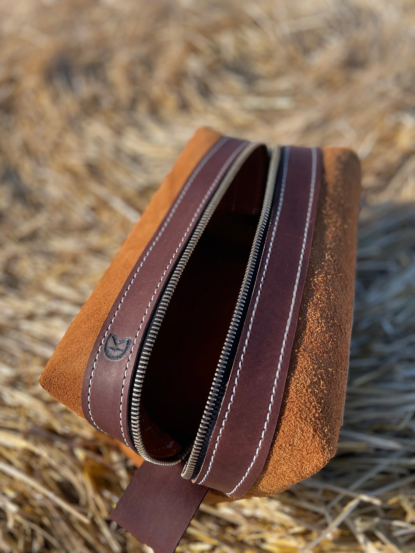 💥NEW Rough out toiletry bag💥
Horween Leather
11 x 6 x6
Inside is a beautiful soft suede