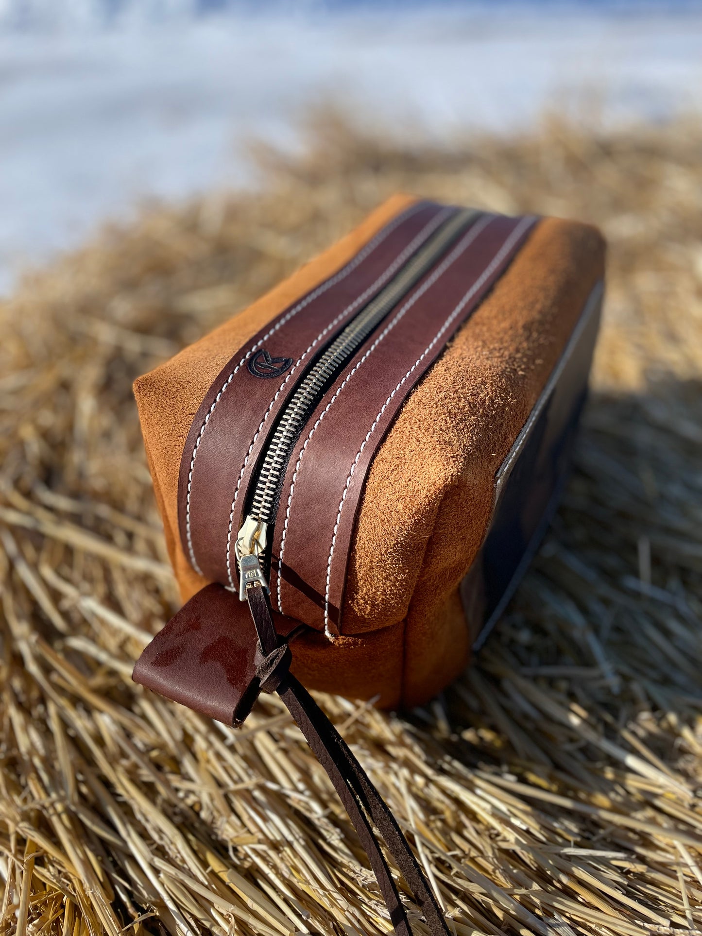 💥NEW Rough out toiletry bag💥
Horween Leather
11 x 6 x6
Inside is a beautiful soft suede