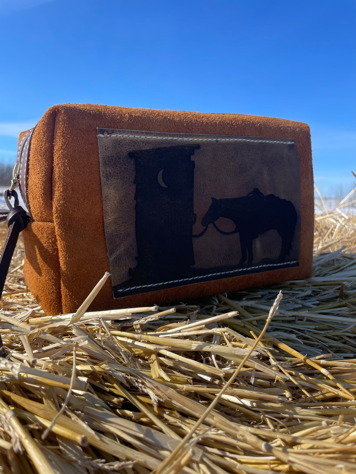 💥NEW Rough out toiletry bag💥
Horween Leather
11 x 6 x6
Inside is a beautiful soft suede