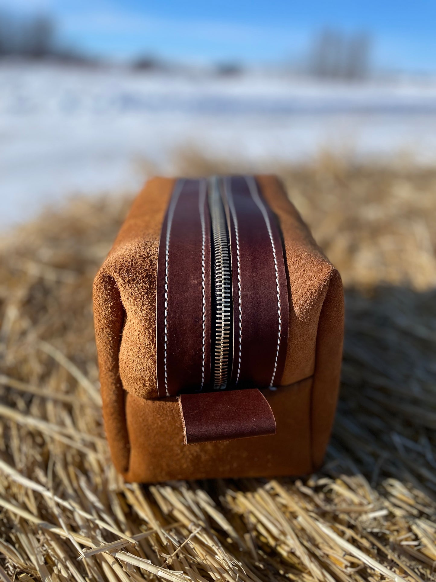 💥NEW Rough out toiletry bag💥
Horween Leather
11 x 6 x6
Inside is a beautiful soft suede