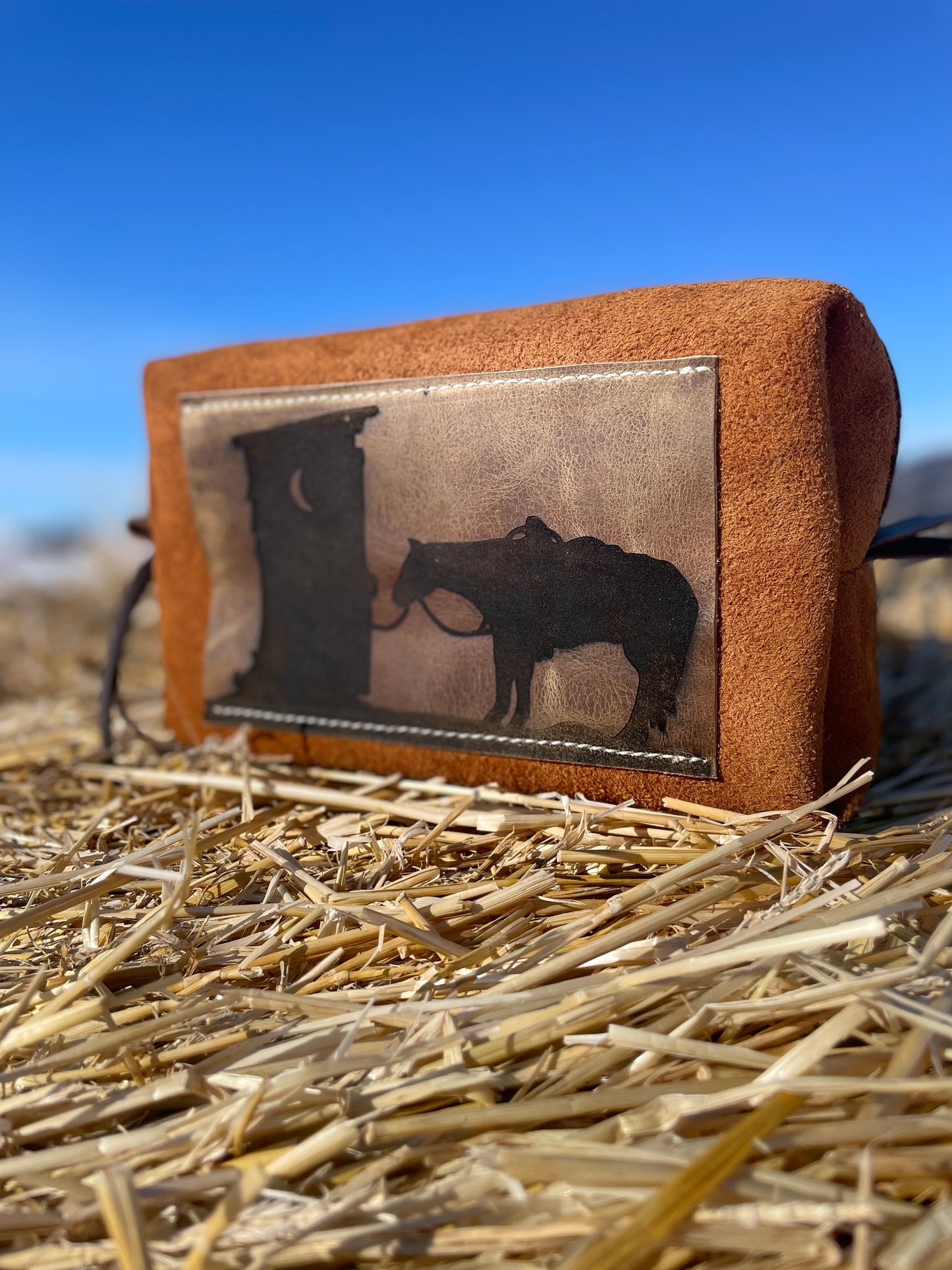 💥NEW Rough out toiletry bag💥
Horween Leather
11 x 6 x6
Inside is a beautiful soft suede
