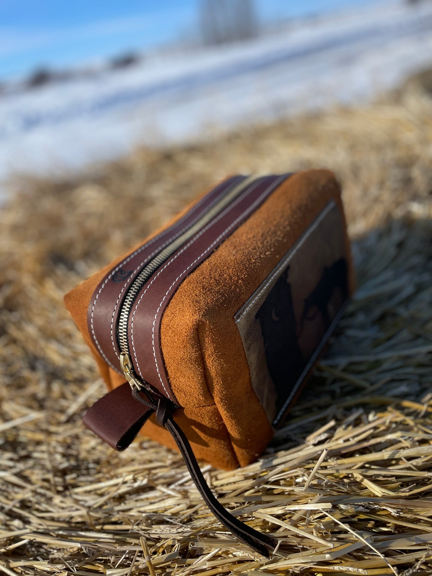 💥NEW Rough out toiletry bag💥
Horween Leather
11 x 6 x6
Inside is a beautiful soft suede