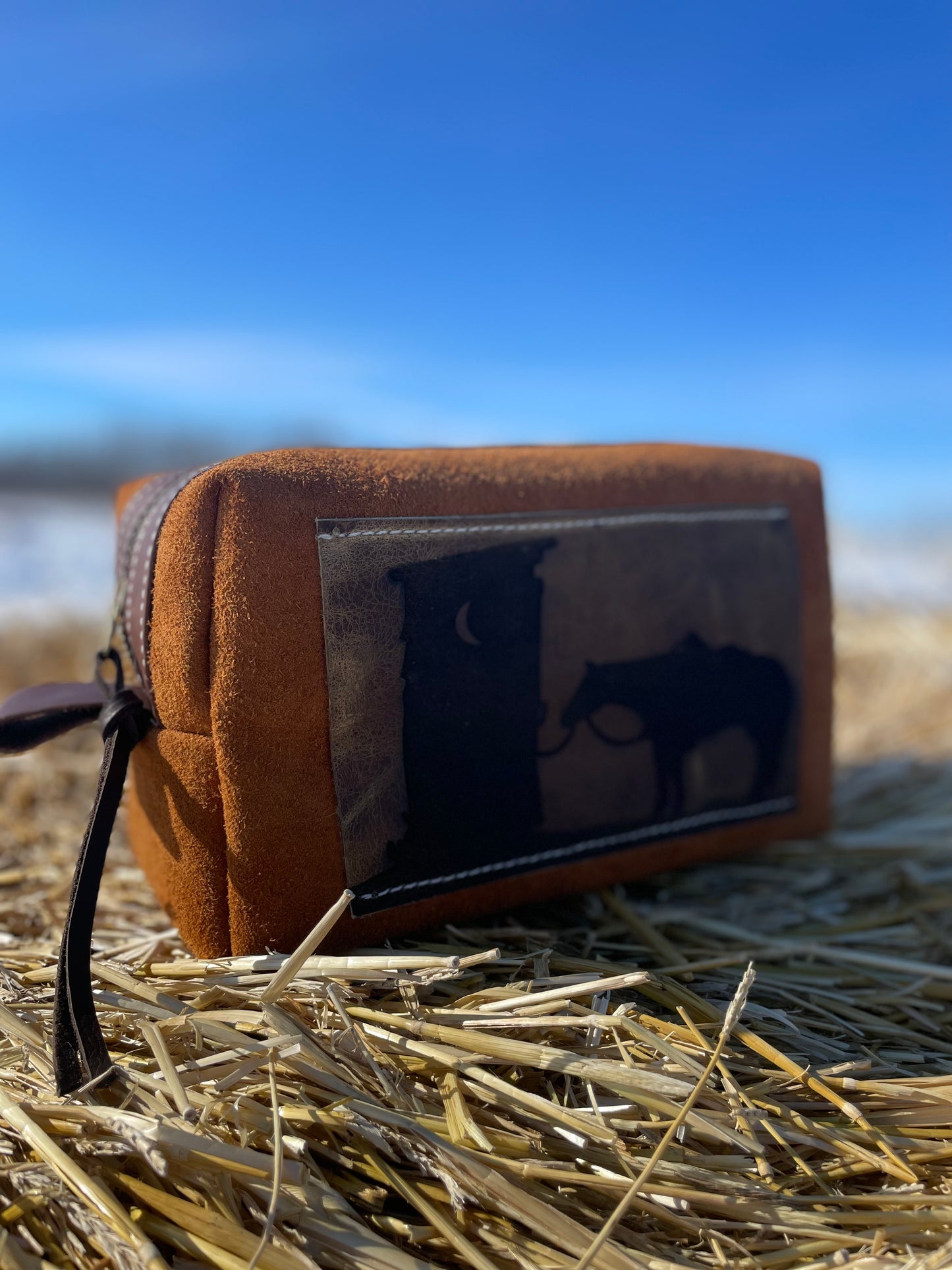 💥NEW Rough out toiletry bag💥
Horween Leather
11 x 6 x6
Inside is a beautiful soft suede